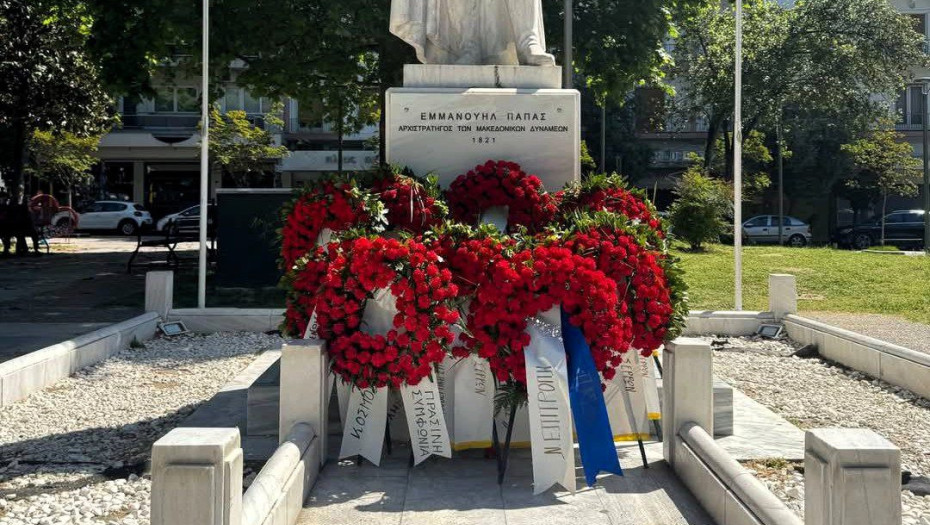 Γέμισε στεφάνια το άγαλμα του Εμμανουήλ Παππά