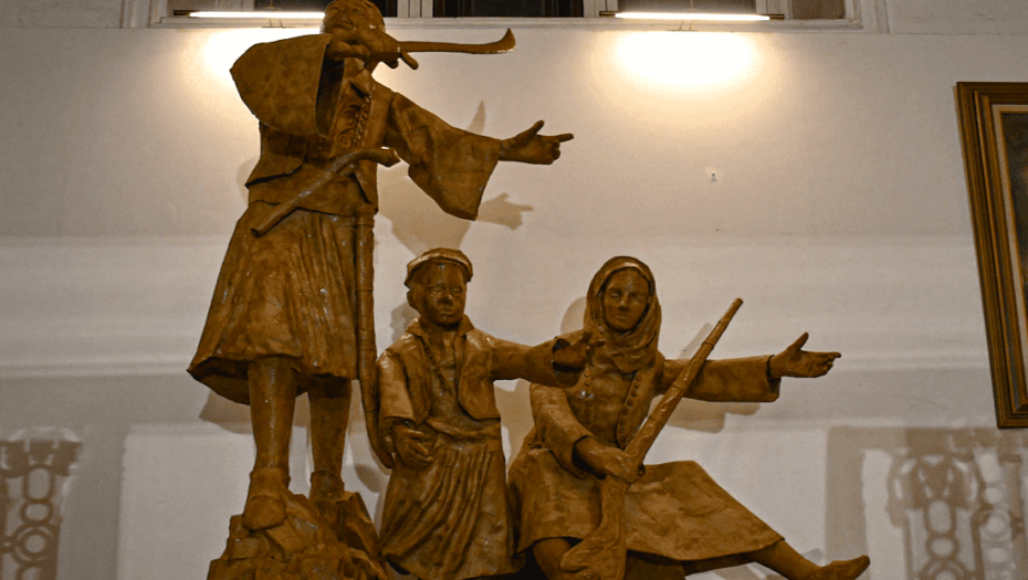 Εγκαινιάστηκε στο κατάμεστο ΥΜΑΘ η Έκθεση κειμηλίων και τεκμηρίων