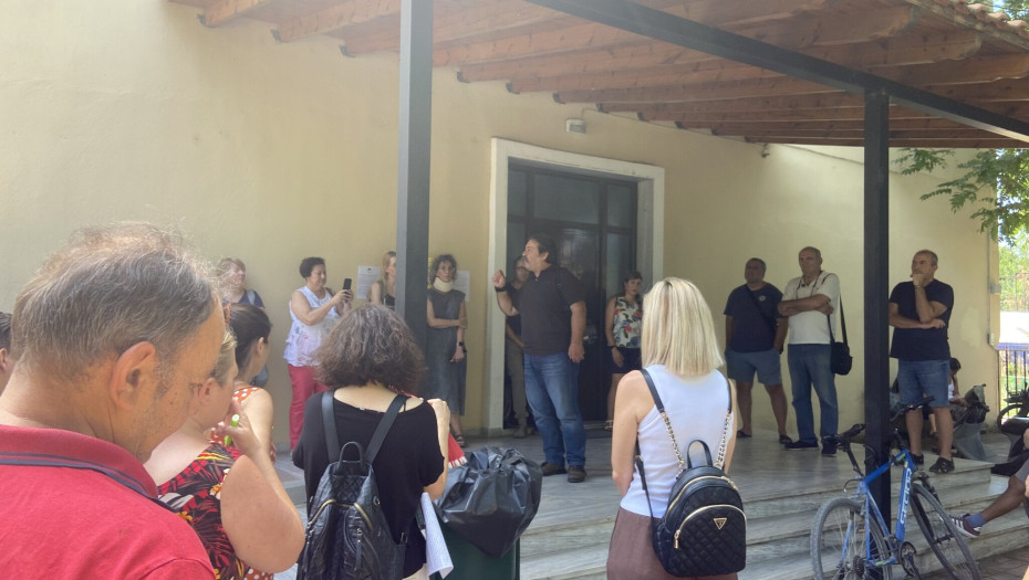 Παράσταση διαμαρτυρίας εκπαιδευτικών στην Δ/νση Αθμιας Εκπαίδευσης Σερρών