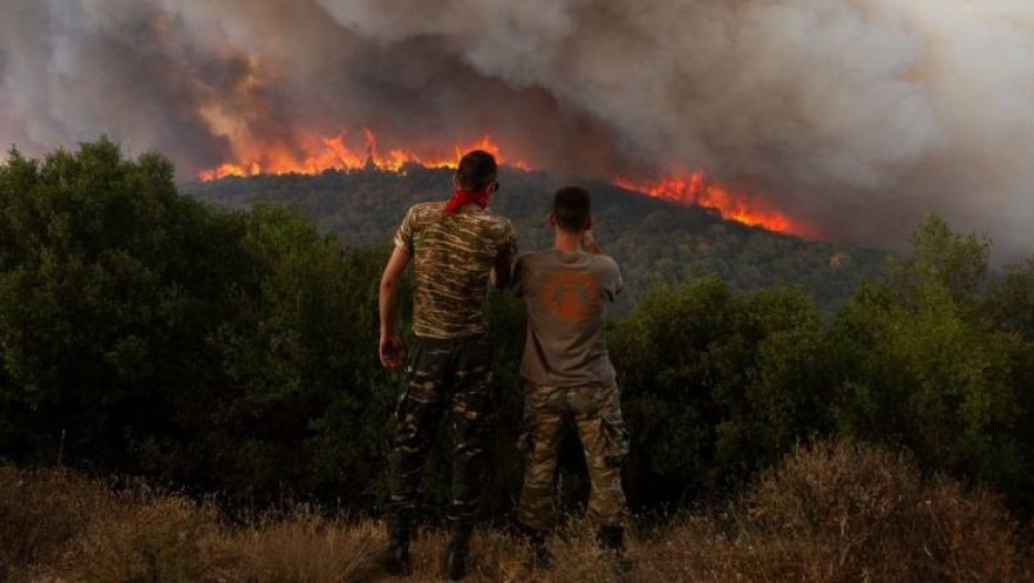 Μαίνεται η φωτιά στη Βουρβουρού Χαλκιδικής: Εκκενώθηκε κάμπινγκ - Πυρκαγιές και σε Λασίθι, Κύθηρα