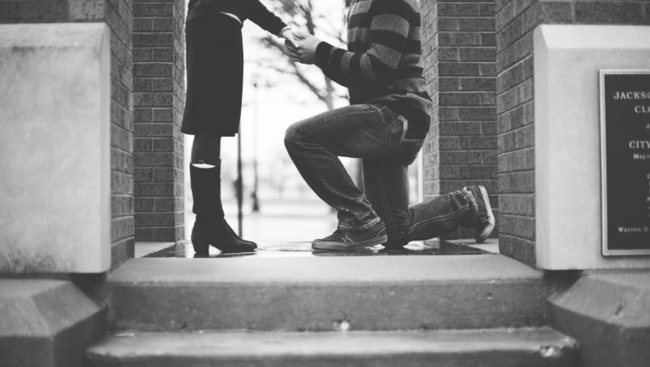 Λευκάδα  – Κατέρρευσε όταν της έκανε πρόταση γάμου. Χαροπαλεύει η 24χρονη