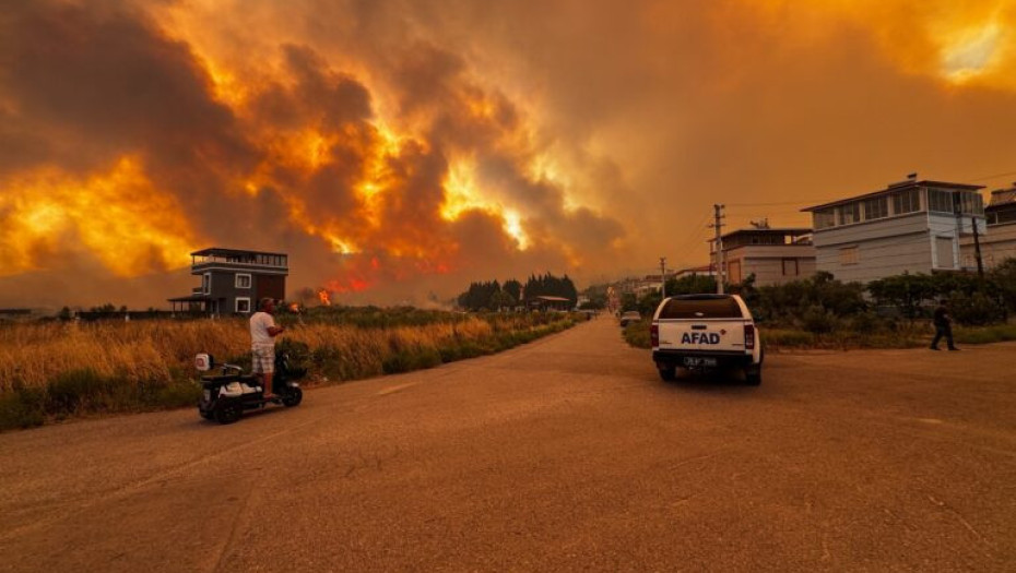 Φλέγεται για τρίτη ημέρα η Σμύρνη – Ανεξέλεγκτη η εξάπλωση των πύρινων μετώπων