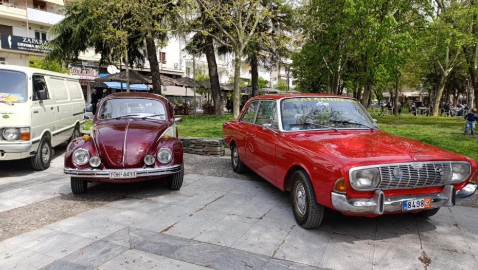 Στο πλαίσιο του «1ου Serres Historic Vehicle Meeting» σπάνια αυτοκίνητα και κλασσικές μοτοσυκλέτες στην πλατεία Ελευθερίας