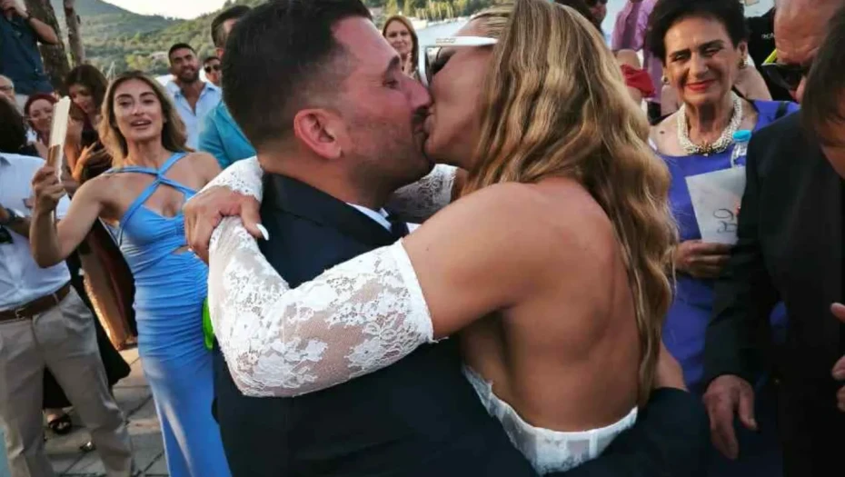 Ένας παραμυθένιος γάμος στην Ιθάκη για τον Σπύρο Αλεξάκη και την Έλενα Βρούσγου.