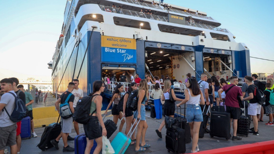 Η έξοδος των αδειούχων συνεχίζεται: Γεμάτα αναχωρούν τα πλοία για τα νησιά – Αυξημένη κίνηση στα οδικά δίκτυα