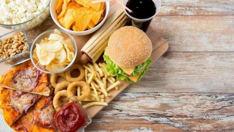 Απίστευτο: Τι προκαλεί ένα φορτωμένο με λιπαρά γεύμα μέσα σε μόλις 4 ώρες