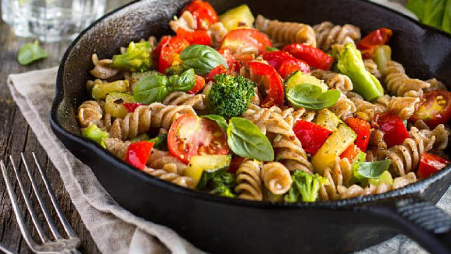 Ζυμαρικά με ψητά λαχανικά: Μια εύκολη και θρεπτική επιλογή