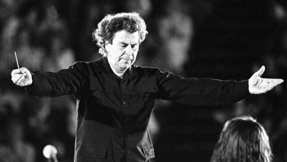 Μίκης Θεοδωράκης: 100 χρόνια από τη γέννησή του – Η Ελλάδα που τραγούδησε, πόνεσε & νίκησε μαζί του!