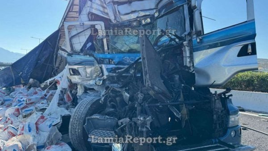 Τροχαίο με νταλίκες στη Λαμία – Γέμισε αλεύρι η Εθνική Οδός