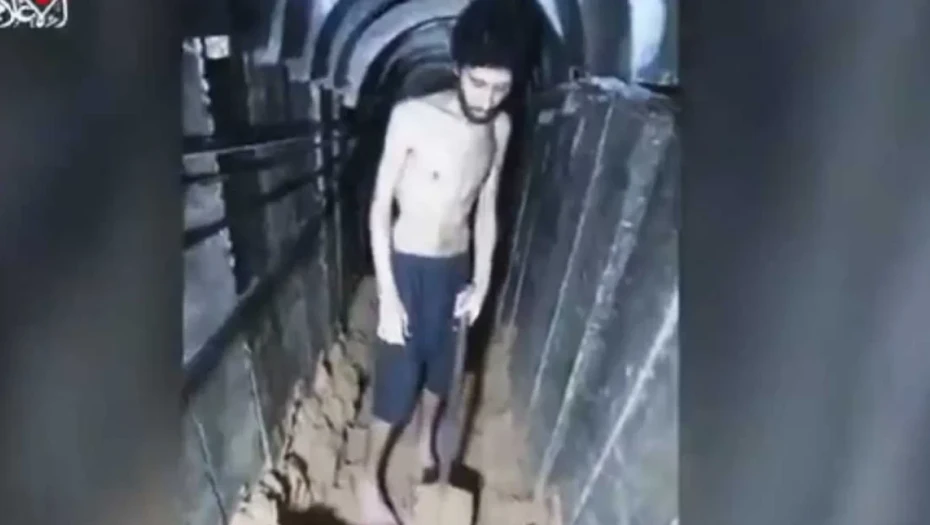 Σοκ με τα βίντεο υποσιτισμένου ομήρου της Χαμάς- Σκάβει τον τάφο του σε τούνελ