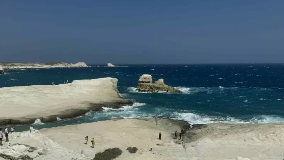 Τραγωδία: Βούτηξε να σώσει τη σύζυγό του που παρασύρθηκε από τον αέρα – Πνίγηκαν και οι δύο