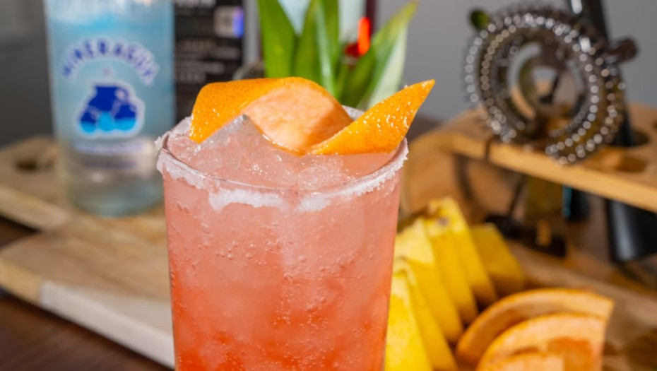 Garibaldi: Το απόλυτα δροσιστικό κοκτέιλ του καλοκαιριού – Με ελάχιστο αλκοόλ και μόνο δύο υλικά