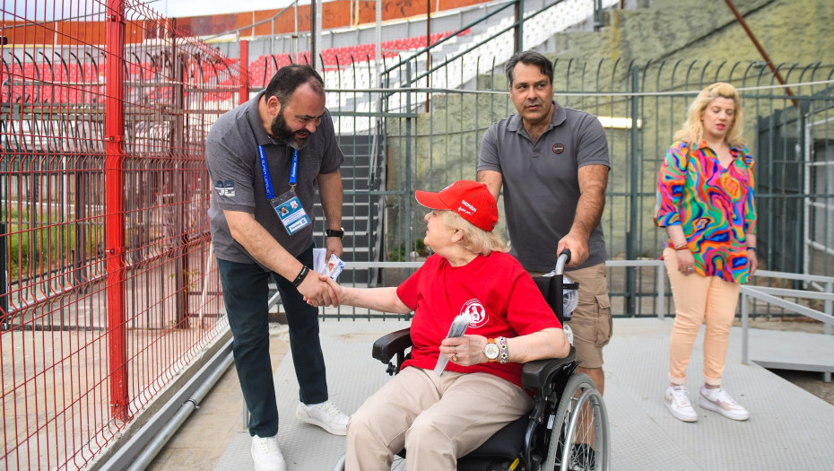 Υποδοχή φιλάθλου με κινητικά προβλήματα στο γήπεδο του Πανσερραϊκού