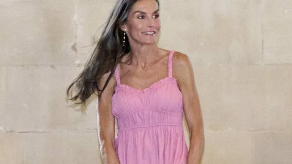 Η βασίλισσα Λετίσια συνδύασε flat εσπαντρίγιες σε boho στυλ και ροζ φόρεμα