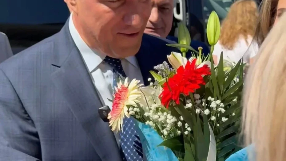 Επίσκεψη του Υπουργού Υγείας Άδωνι Γεωργιάδη στο ΓΝ Δράμας- Τον υποδέχθηκαν με τριαντάφυλλα