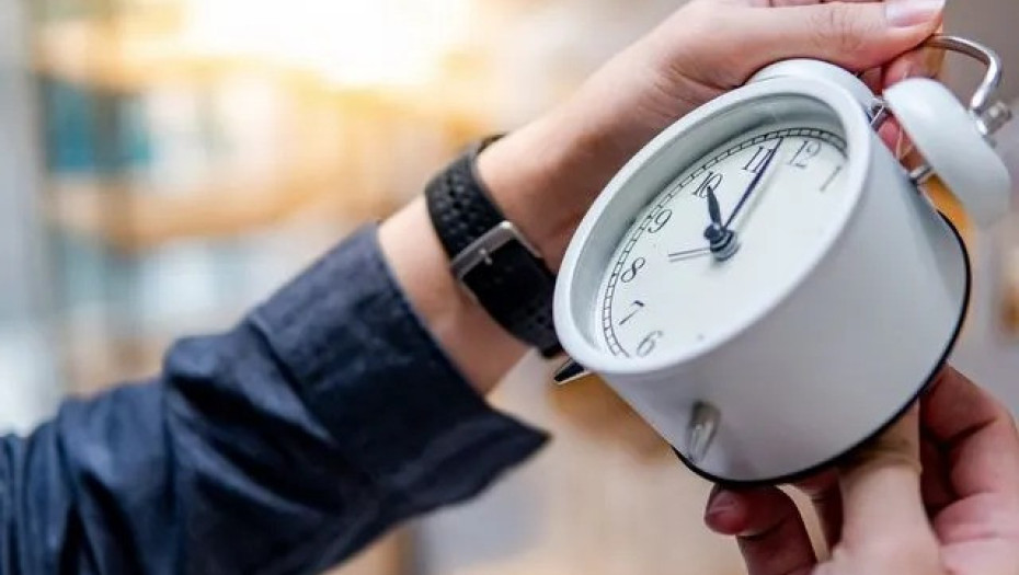 Αλλαγή ώρας 2025: Πότε γυρνάμε τα ρολόγια μια ώρα πίσω