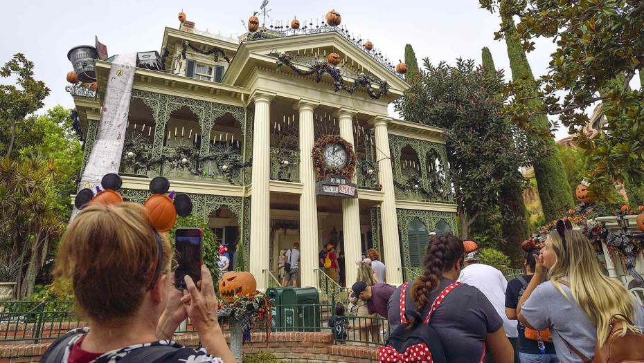 Θρίλερ στη Disneyland: Γυναίκα πέθανε έπειτα από βόλτα στο Haunted Mansion