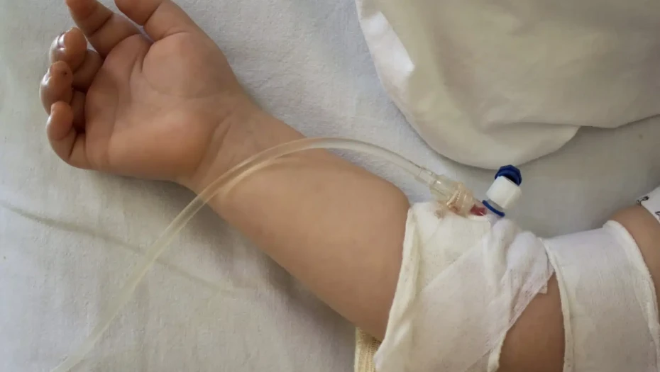 Σοκ: «Έλουσαν» βρέφος με καυτό τσάι – Εσπευσμένα στην Αθήνα με εγκαύματα