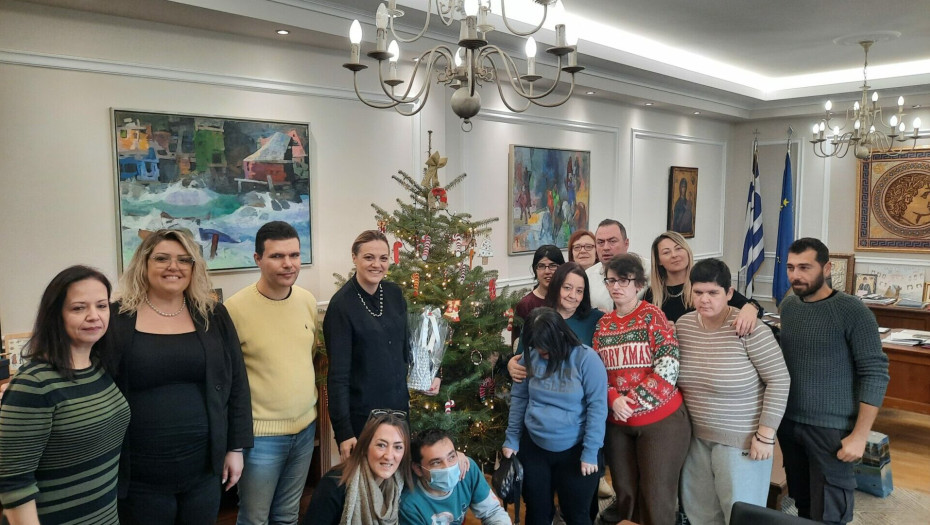 Τα παιδιά του ΚΔΑΠ ΜΕΑ Δήμου Σερρών στόλισαν τα χριστουγεννιάτικα δέντρα στο Δημαρχείο