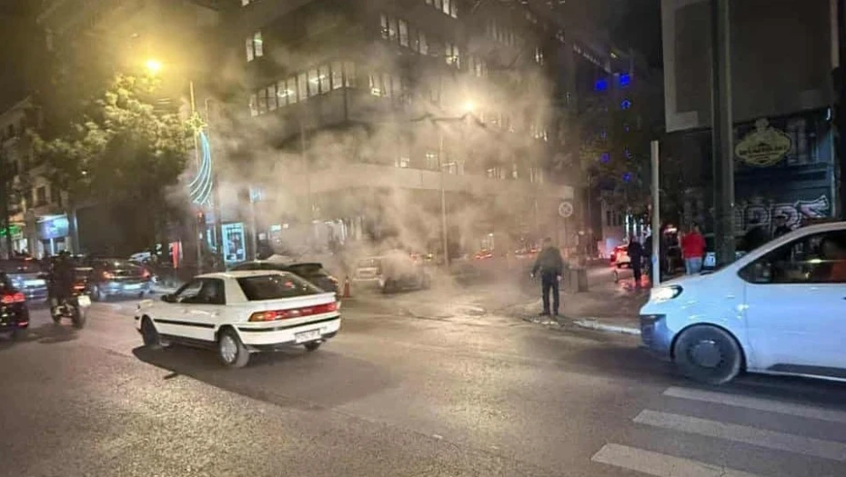 Φωτιά σε όχημα στη Συγγρού: Αυξημένη η κίνηση, κλειστή η Πετμεζά