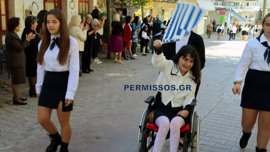 Συγκινητική στιγμή – Η πρώτη παρέλαση της μικρής Αλεξίας μετά τον τραυματισμό της από αδέσποτη σφαίρα