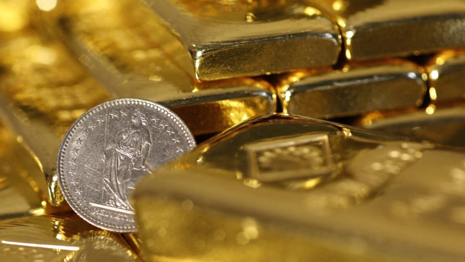 Γαλλία: Άνδρας βρήκε θησαυρό στην αυλή του σπιτιού του – Ξέθαψε ράβδους χρυσού και νομίσματα αξίας 700.000 ευρώ