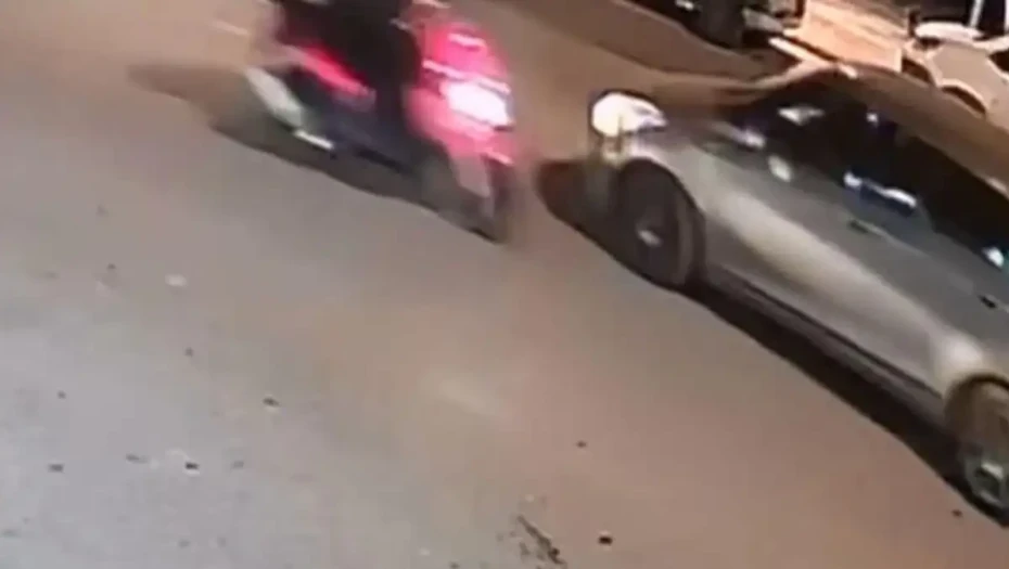 Τροχαίο στον Κολωνό: Η στιγμή που μεθυσμένη οδηγός μηχανής συγκρούεται με δύο αυτοκίνητα και μία μοτοσικλέτα