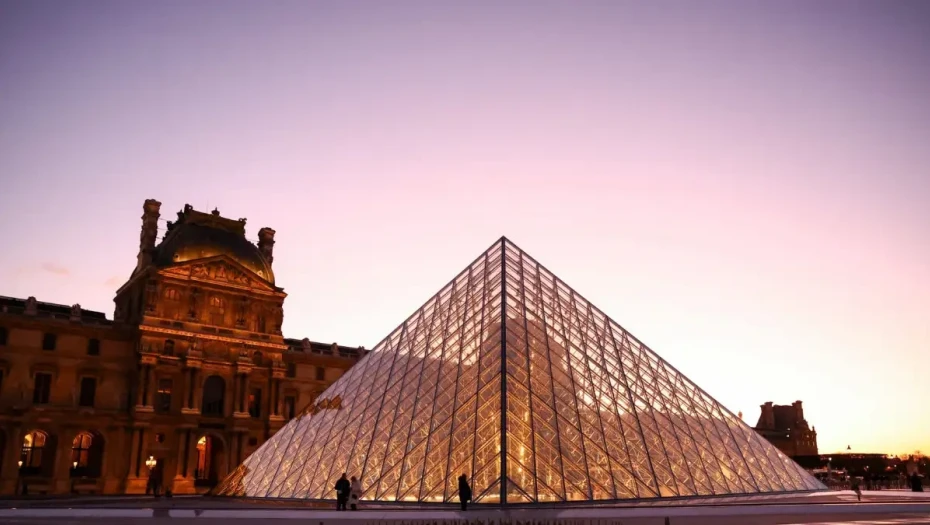 Διαρροή νερού στο Λούβρο «έπνιξε» 400 σπάνια βιβλία στο Τμήμα Αιγυπτιακών Αρχαιοτήτων