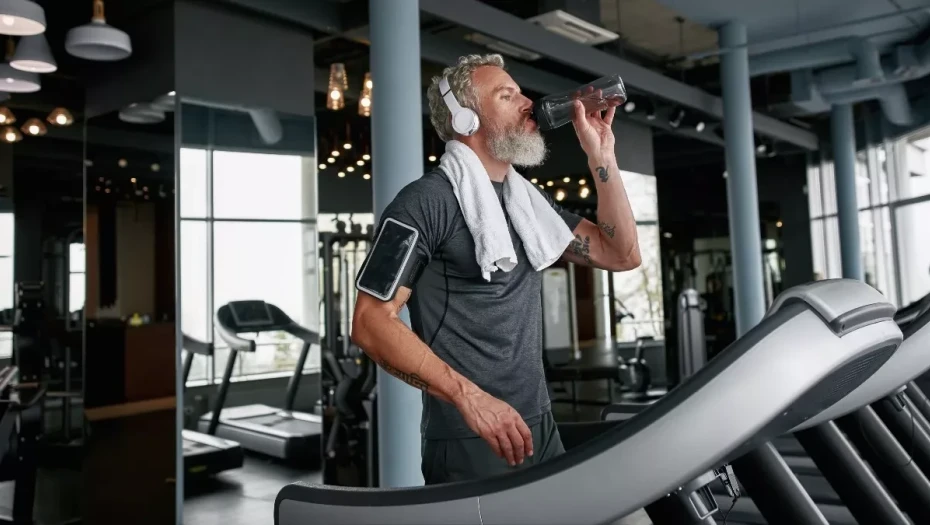 5 κλασικές ασκήσεις που διαλύουν το λίπος στην κοιλιά – Ιδανικές για 50χρονους