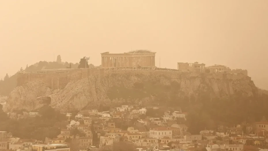 Δυστοπικές εικόνες στην Αθήνα λόγω αφρικανικής σκόνης - Αποπνικτική η ατμόσφαιρα