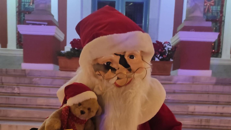 Χριστούγεννα - Σέρρες: Έσπασαν τον Άγιο Βασίλη μπροστά στη Νομαρχία