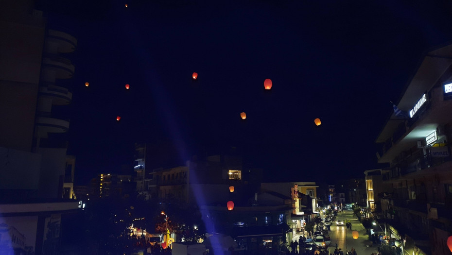 Πολιτεία των Ευχών: Εκατοντάδες φαναράκια φώτισαν τον ουρανό των Σερρών για καλό σκοπό
