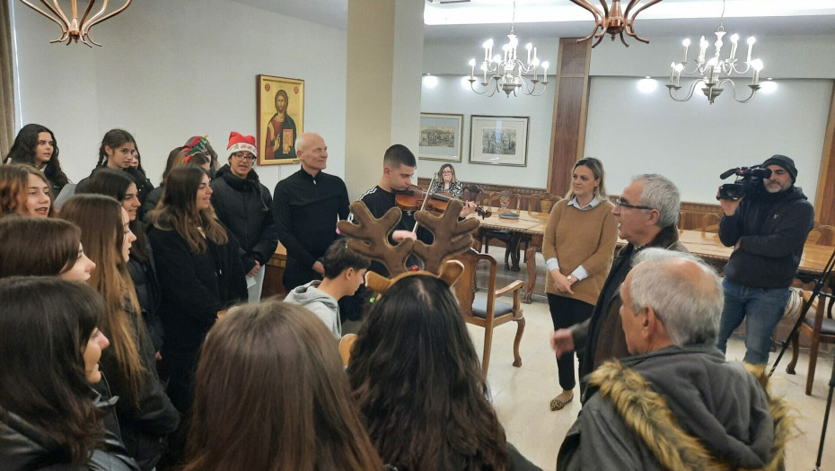 Στο Δημαρχείο Σερρών μαθήτριες και μαθητές έψαλαν τα κάλαντα