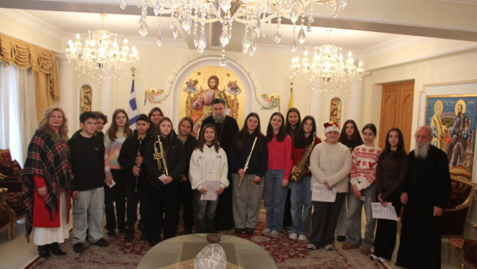 Καλαντιστές «πλημμύρισαν» το Επισκοπείο Σερρών