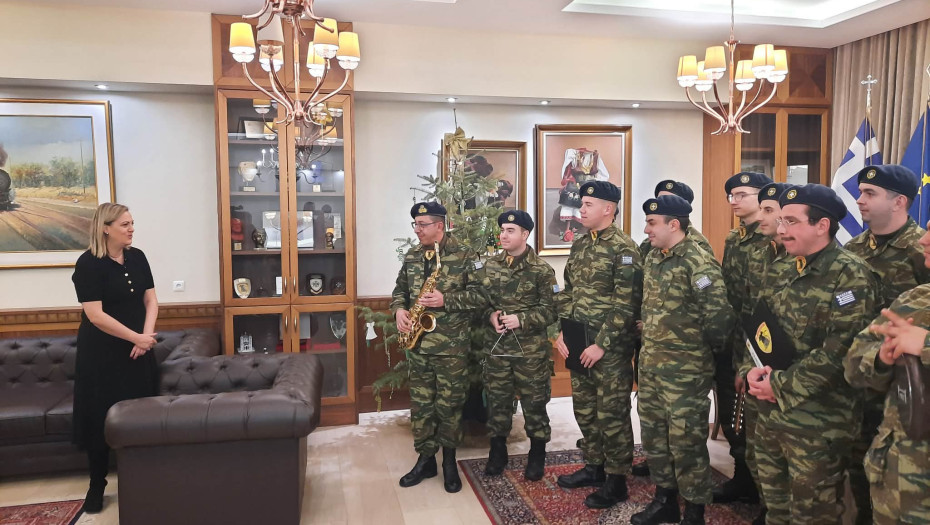 Χριστουγεννιάτικες μελωδίες και ευχές στη Δήμαρχο Σερρών Βαρβάρα Μητλιάγκα