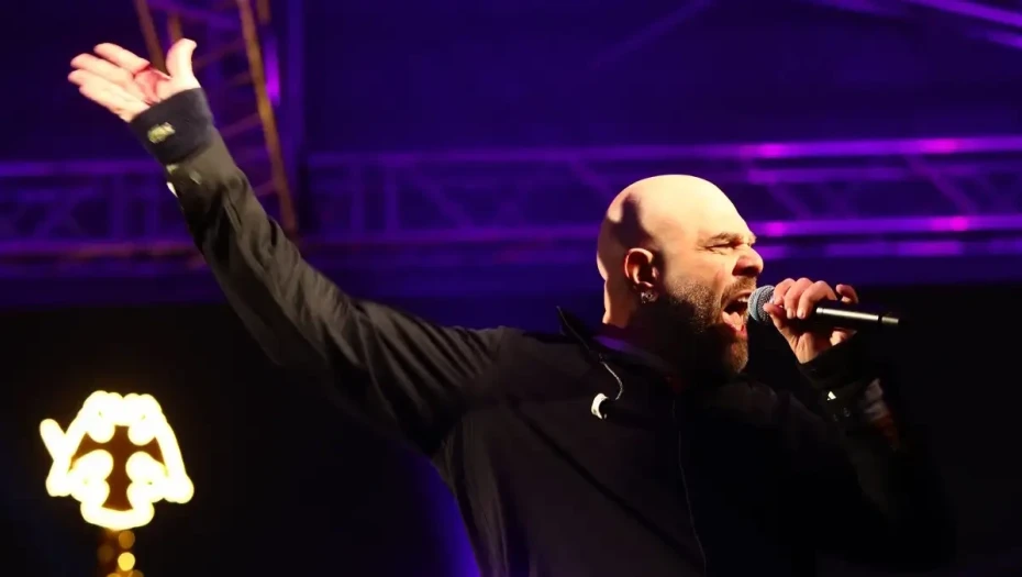 Ο Stavento δάκρυσε στη γιορτή της ΑΕΚ και ξεσήκωσε τον κόσμο με σύνθημα για την Ένωση έξω από την OPAP Arena