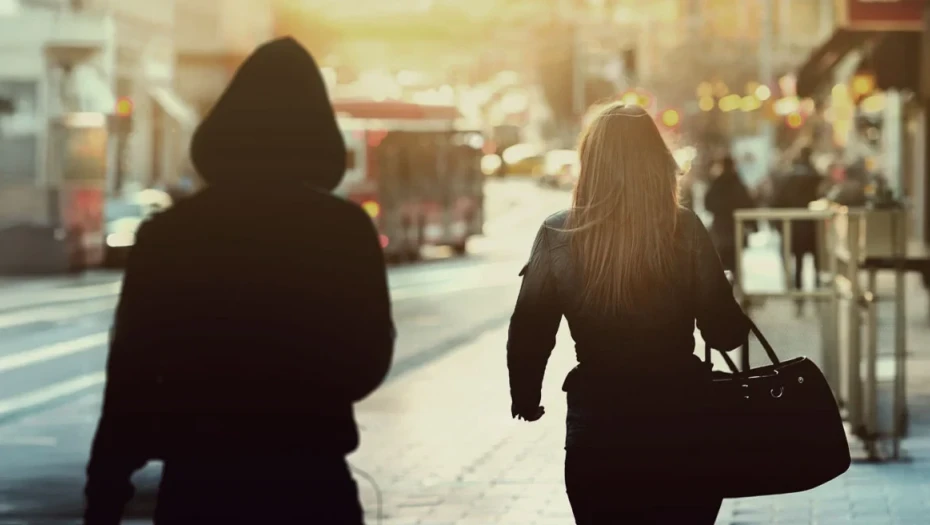 Στη φυλακή 55χρονη stalker: Έγινε η «σκιά» δημοσιογράφου για 15 χρόνια, της έστελνε δώρα και της ζητούσε να βρεθούν