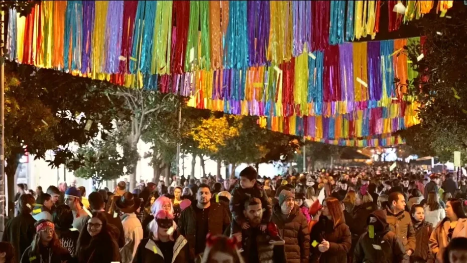 Αποκριάτικο ξεφάντωμα στην πόλη των Σερρών την Τσικνοπέμπτη