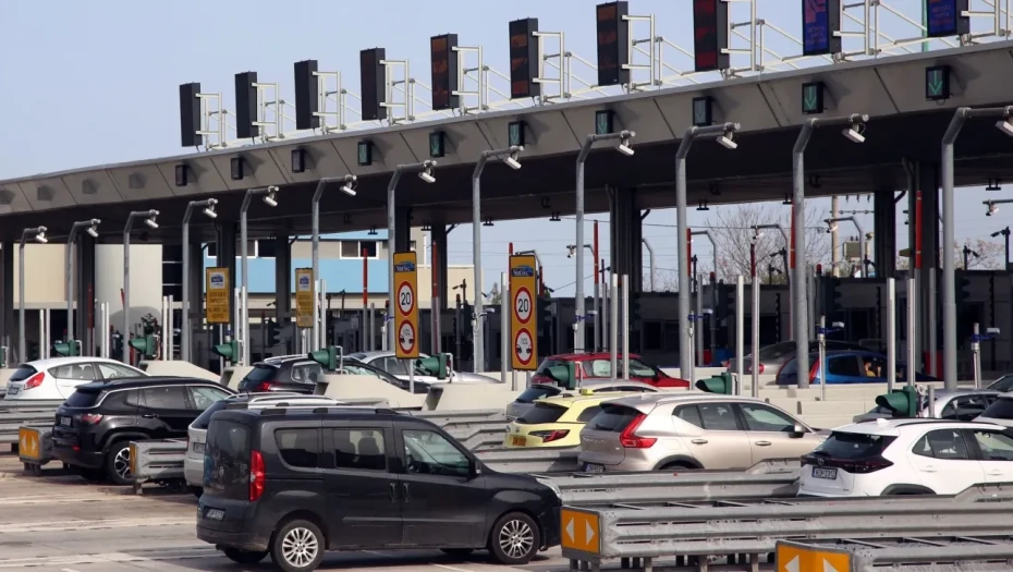 Kατά κύματα η επιστροφή των εκδρομέων του Πάσχα: Ουρές χιλιομέτρων στα διόδια Ελευσίνας