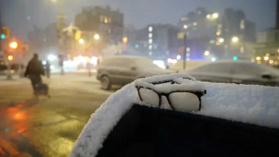 Η Νέα Υόρκη αντιμέτωπη με την ισχυρότερη χιονοθύελλα της 10ετίας: Ακυρώσεις πτήσεων, κλειστά σχολεία