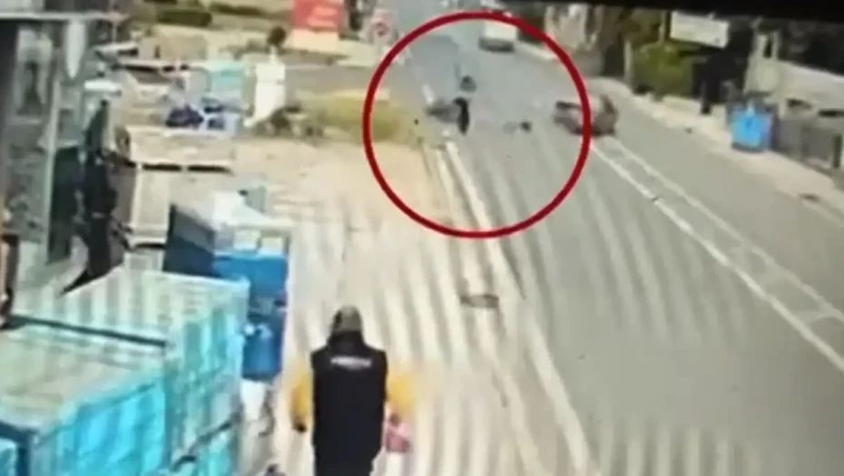 Σοβαρό τροχαίο στην Αρτέμιδα: Αυτοκίνητο μπήκε μπροστά σε μοτοσικλετιστή, τον εκσφενδόνισε και τον παράτησε αβοήθητο