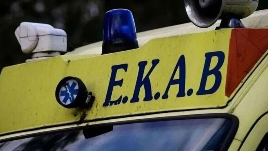 Σφοδρό τροχαίο με δύο τραυματίες στην Κορινθία – Αυτοκίνητο «καρφώθηκε» σε κολώνα