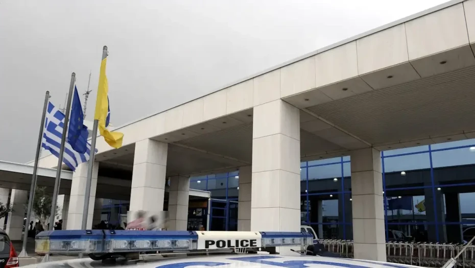 Χειροπέδες σε 40χρονο αλλοδαπό στο «Ελευθέριος Βενιζέλος», καταζητείτο με ευρωπαϊκό ένταλμα για διακίνηση μεταναστών