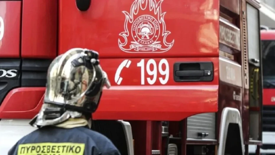 Φωτιά τώρα στα Σπάτα, καίγεται αποθήκη επιχείρησης