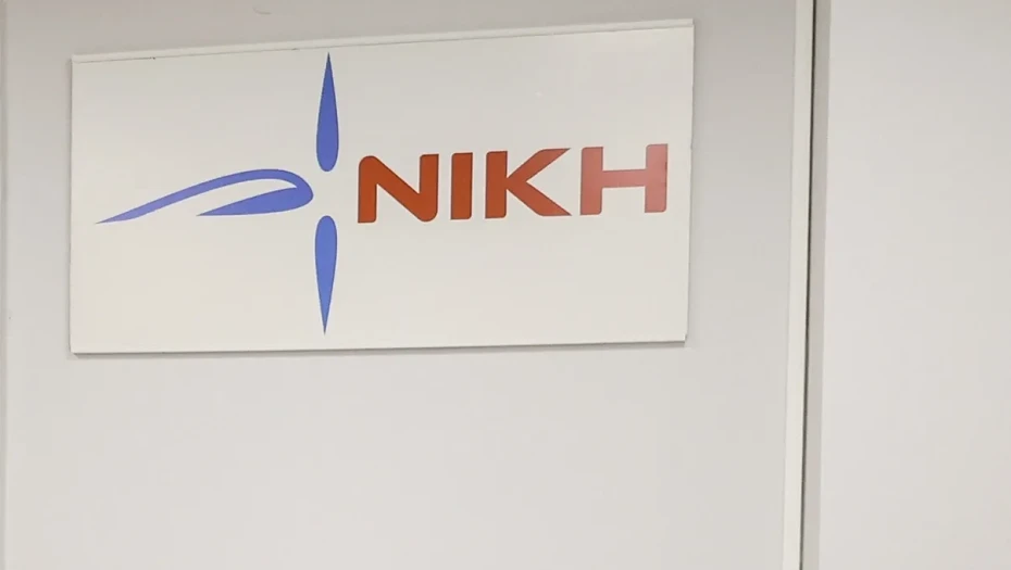 ΝΙΚΗ- Οι πολίτες αναστενάζουν σε πρατήρια και σούπερ μάρκετ.