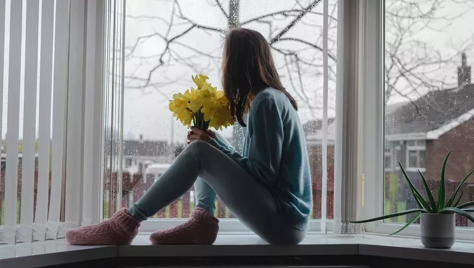 Η μοναξιά καραδοκεί σε όσους βλέπουν τον κόσμο μέσα από ένα αρνητικό φίλτρο