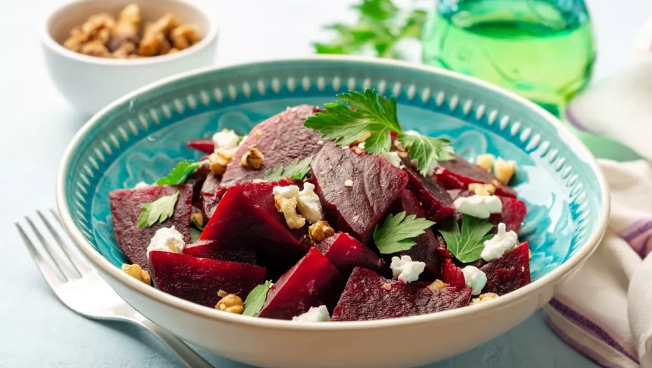 Το κατακόκκινο υπερτρόφιμο που στηρίζει καρδιά, έντερο και αντοχή – Και υπάρχει ήδη στην κουζίνα μας