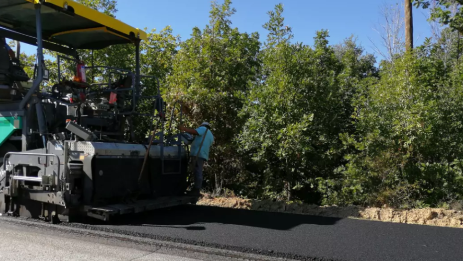 Εργασίες συντήρησης πρασίνου στο παράπλευρο οδικό δίκτυο της παράκαμψης της Πελλαίας Χώρας από την Περιφέρεια Κεντρικής Μακεδονίας