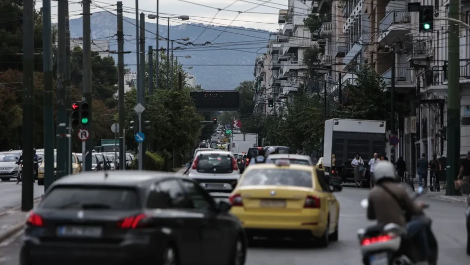 Οδηγός αυτοκινήτου κινείται στο αντίθετο ρεύμα κυκλοφορίας στη λεωφόρο Αλεξάνδρας