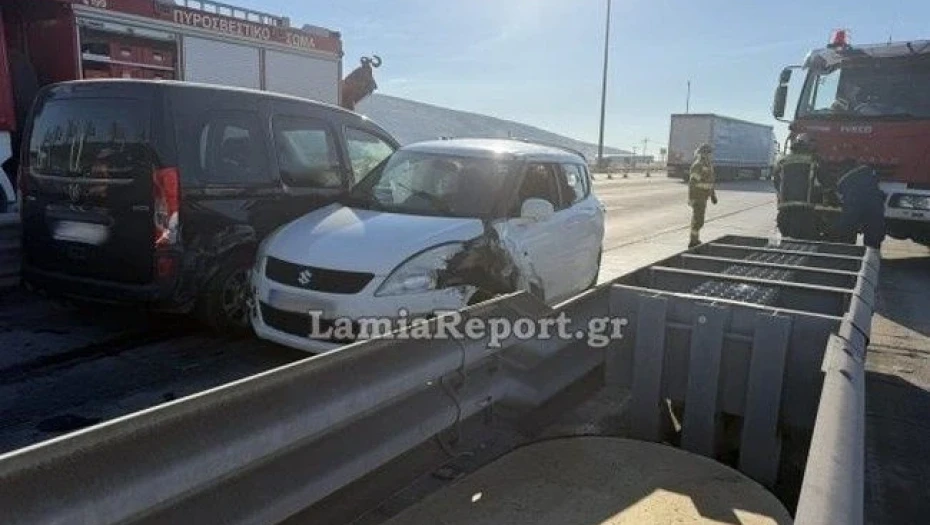 Σφοδρό τροχαίο με δύο τραυματίες στα διόδια Θήβας - Απεγκλωβίστηκε οδηγός